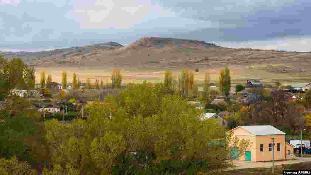 За селом – отроги Внутренней гряды Крымских гор