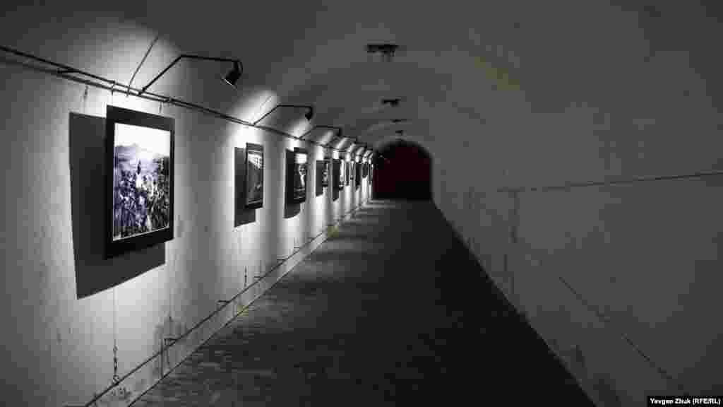 В потерне, выходящей на улицу Большая Морская, размещена небольшая арт-галерея 