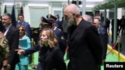 Prim-ministra Italiei, Giorgia Meloni, și prim-ministrul Albaniei, Edi Rama, vizitează șantierul centrului de procesare a migranților din Shengjin, Albania, la 5 iunie 2024.