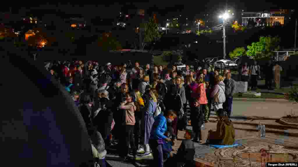 Большая очередь образовалась в купольный планетарий, где можно было отправится в «путешествие по созвездиям и планетам» и встретиться с «богом Ураном». Лишь немногие посетители были в защитных масках 