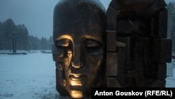 Скульптура "Маски скорби" в Екатеринбурге