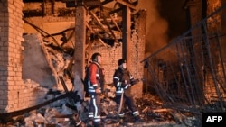 Ukrajinski vatrogasci gase požar nakon napada dronom u Harkivu 7. 10. 2025.