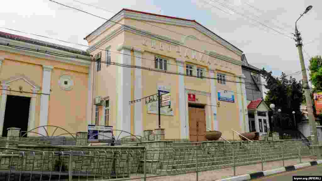 Кинотеатр «Чайка» в связи с пандемией коронавируса с 25 марта 2020 года временно приостановил работу