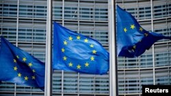 Комісія додає, що країни блоку підготують національні плани до кінця 2025 року, в яких буде викладено, як вони сприятимуть поступовому припиненню імпорту російських енергоносіїв