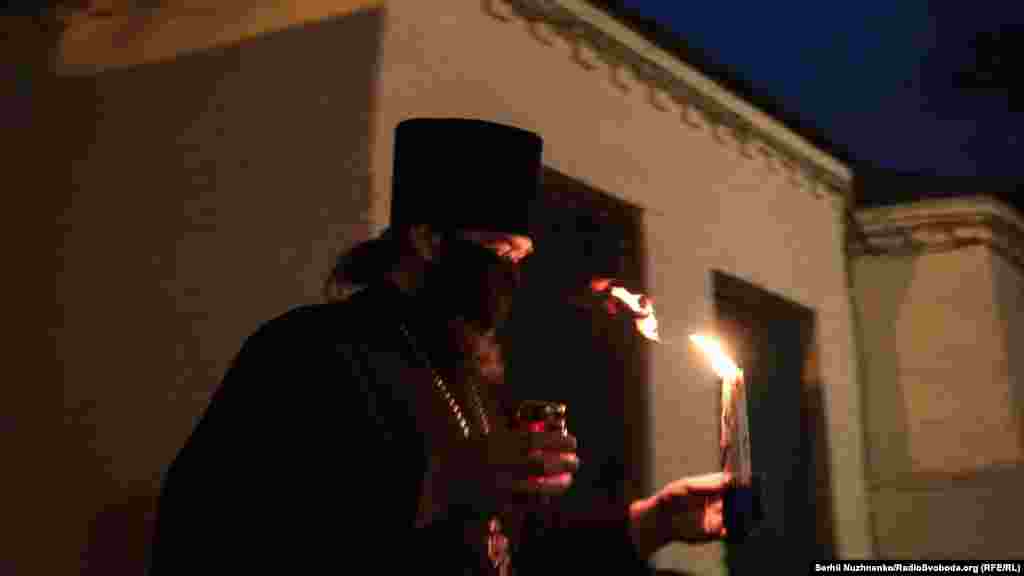 Великодя ніч в церквах пройшла по різному. Намісник Воскресенської церкви Сергій Ющик несе вогонь до людей. Благодатний вогонь священники роздавали людям, які зайняли чергу на вулиці перед храмом, до самого храму вхід був обмежений  