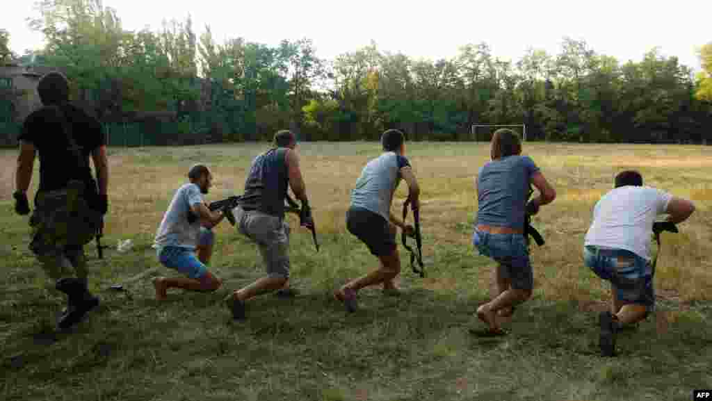 Боєць добровольчого батальйону «Азов» проводить вишкіл мешканців Маріуполя на околиці міста, 1 вересня 2014 року