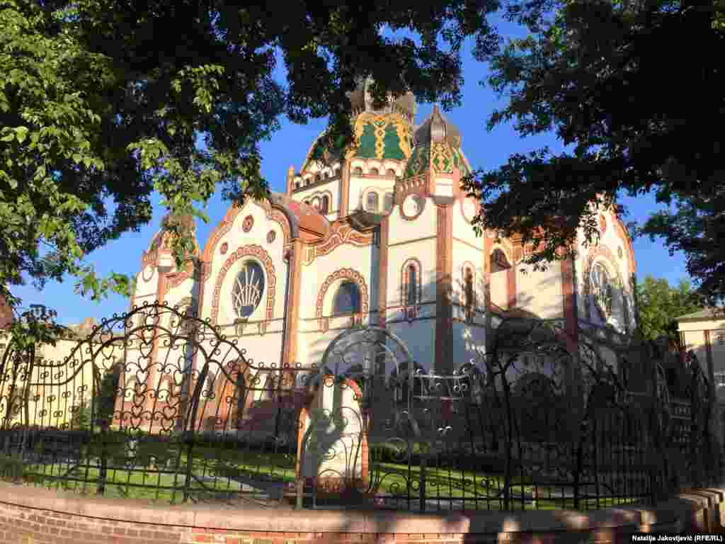 Sinagoga je izgrađena 1902. godine prema projektima poznatih arhitekata Marcela Komora i Dežea Jakaba, a 1974. godine proglašena je za spomenik kulture od izuzetnog značaja. 