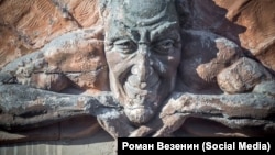 Уничтоженный барельеф с Мефистофелем