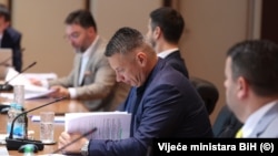 Nenad Nešić (drugi zdesna) podnio je ostavku 24. januara 2025. nakon što je uhapšen.