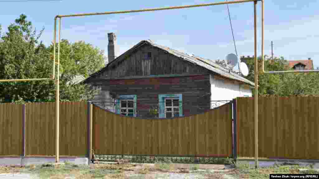 Старый деревянный дом – за новым забором