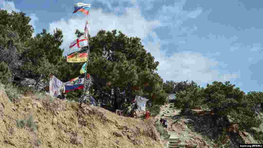 У пляжа – палаточный лагерь любителей единения с природой, на импровизированном флагштоке – флаги разных государств, среди них и украинский