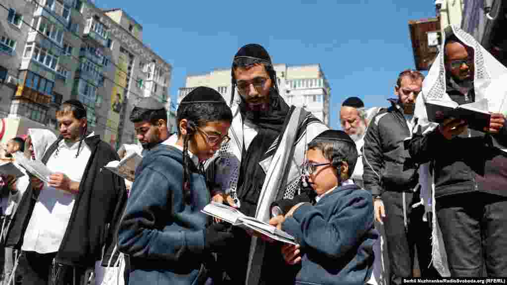 Хасиди вважають своїм обов'язком побувати хоча б раз у житті на могилі цадика Нахмана. Вони також вважають, що якщо вони зустрінуть юдейський Рош га-Шана біля його могили, то наступний рік буде щасливим для них