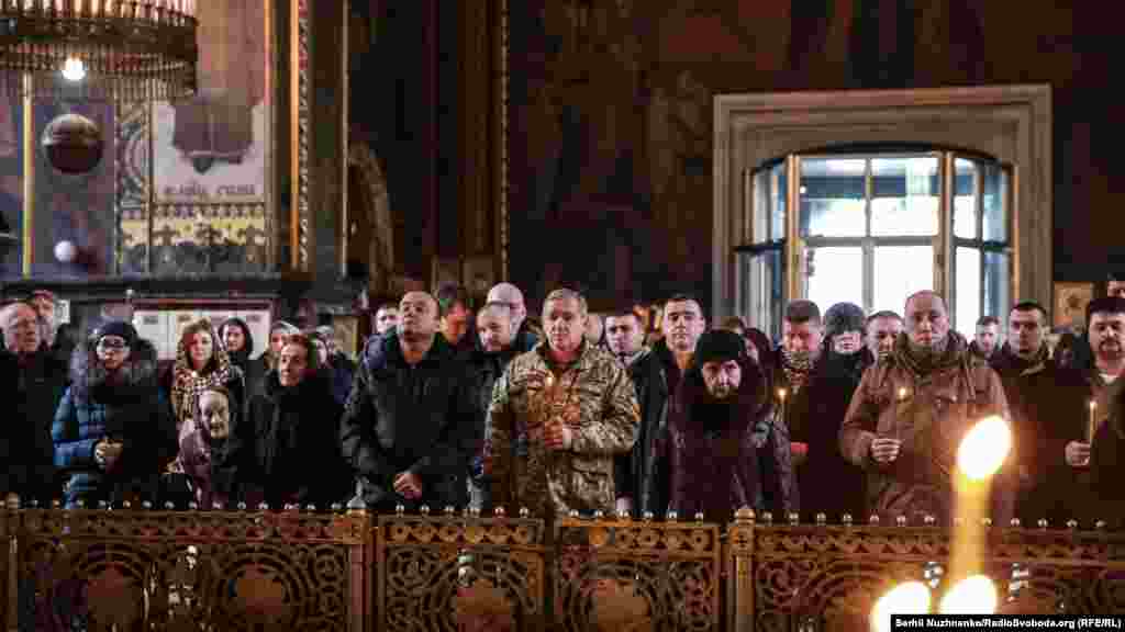 У службі взяли участь «кіборги», рідні загиблих оборонців ДАПу, бійці різних підрозділів і добровольчих батальйонів та волонтери