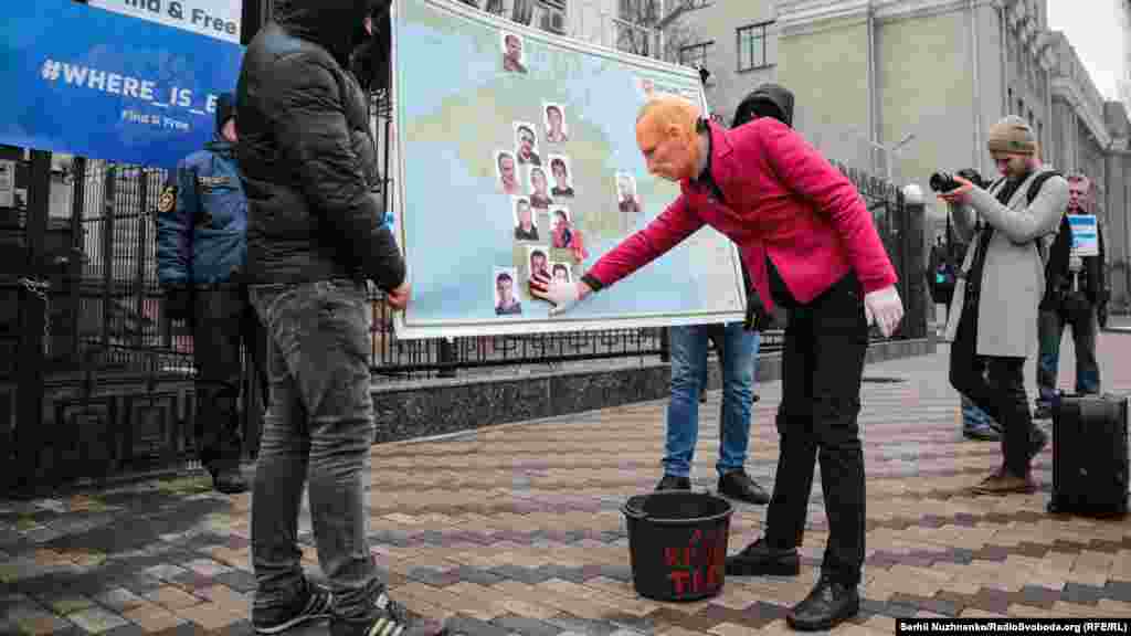 На нее «Путин» нанес кровавые следы Крымской весны