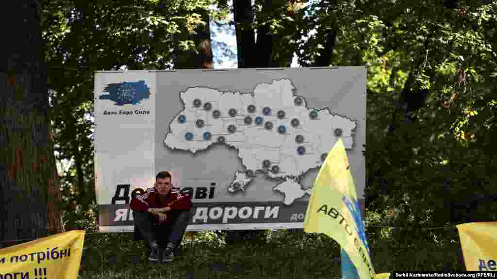 «За 5 років ми повністю відбудуємо всі дороги міжнародного і державного значення, в тому числі між обласними центрами України», – заявив він водіям