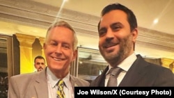 ჯო უილსონი (მარცხნივ) და ასად ჰასან ალ-შიბანი 2025 წლის 15 თებერვალს მიუნხენში