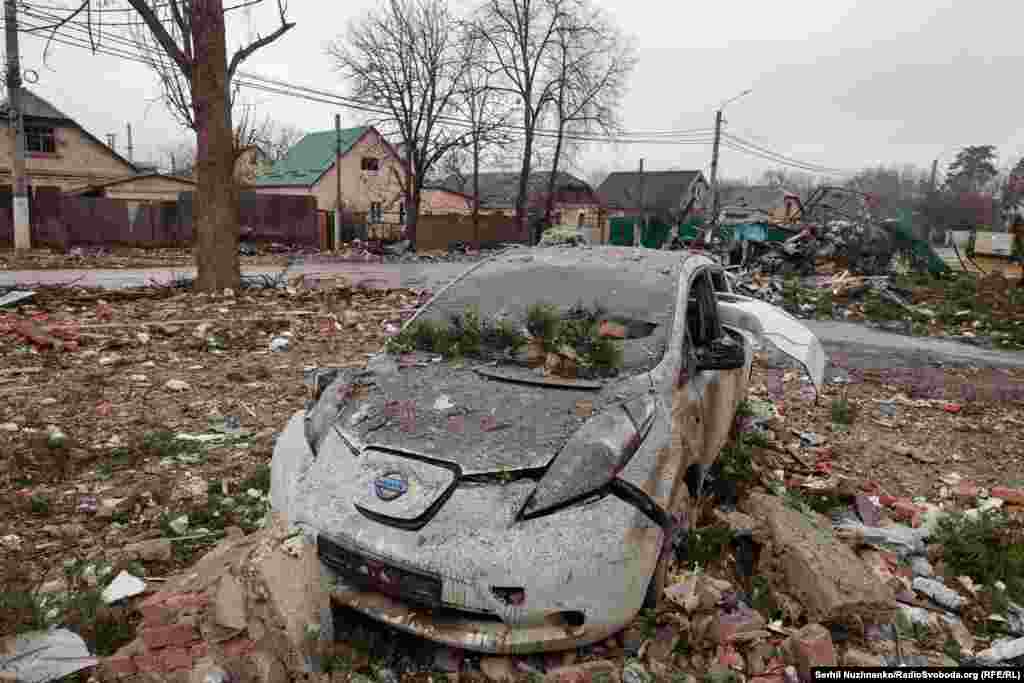Так виглядав приватний сектор Ірпеня після того, як 2 березня 2022 армія РФ завдала авіаудару по житловому комплексу «Ірпінські Липки». Пізніше, в ході боїв, приватні будинки було знищено до фундаменту.У травні 2023-го почалася відбудова приватної житлової забудови Ірпеня із різних джерел фінансування. Але у березні 2025 року місцеві жителі сказали, що цей процес зупинився через нестачу фінансування.Ліворуч фото від 2 березня 2022, праворуч – березень 2025 року