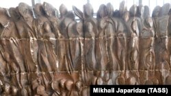 Фрагмент памятника "Стена скорби"