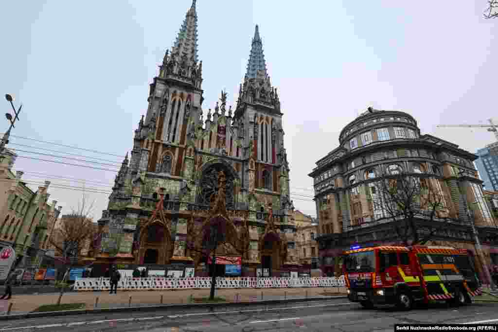 В Николаевском костеле повреждены витражи, вокруг храма в башнях вылетели стекла  