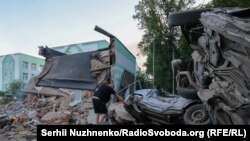 Пошкодження одного з навчальних закладів Києва. Автомобілі біля нього згоріли. 4 липня 2025 року