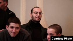 ზვიად ცეცხლაძე (შუაში)