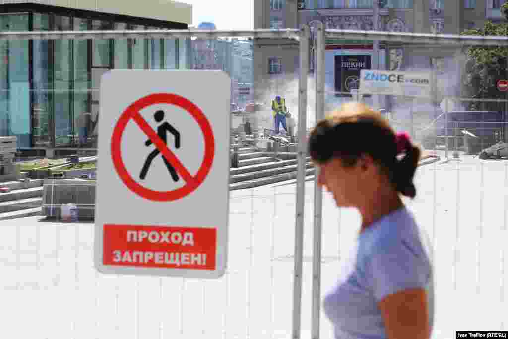 Триумфальную площадь теперь не узнать – по обе стороны от памятника Владимиру Маяковскому поставили какие-то странные сооружения. Здесь – прозрачные павильоны