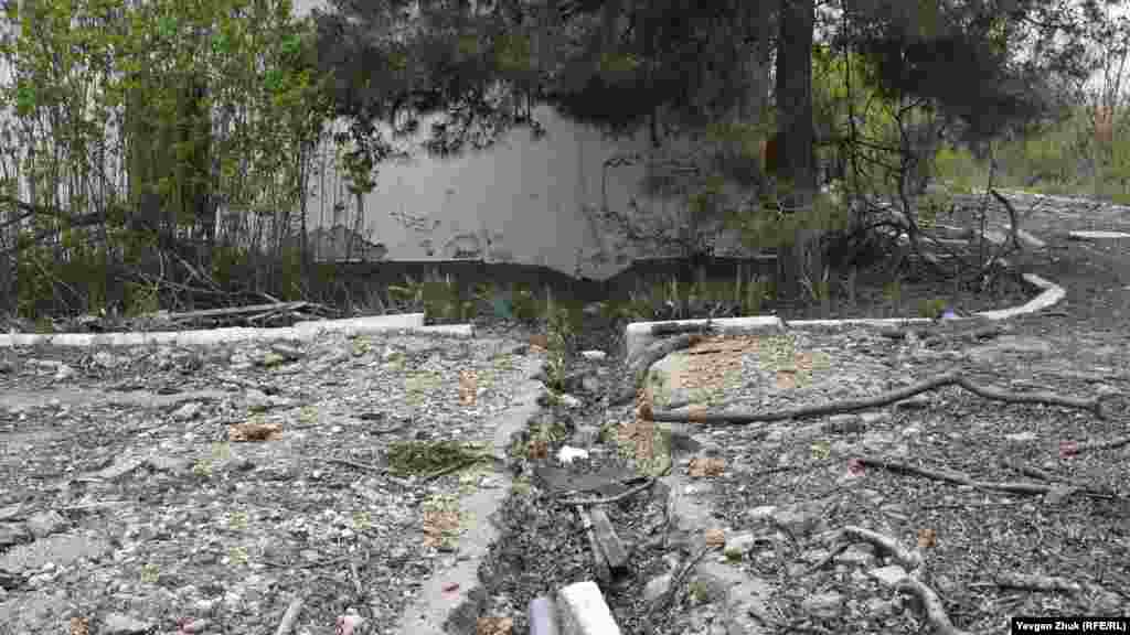 На территории много траншей – мародеры достали из-под земли водопроводные трубы и электрические кабели