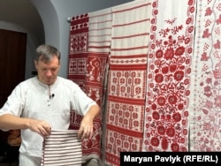 Колекція рушників майстра народного мистецтва з вишивки Юрія Мельничука (на фото)