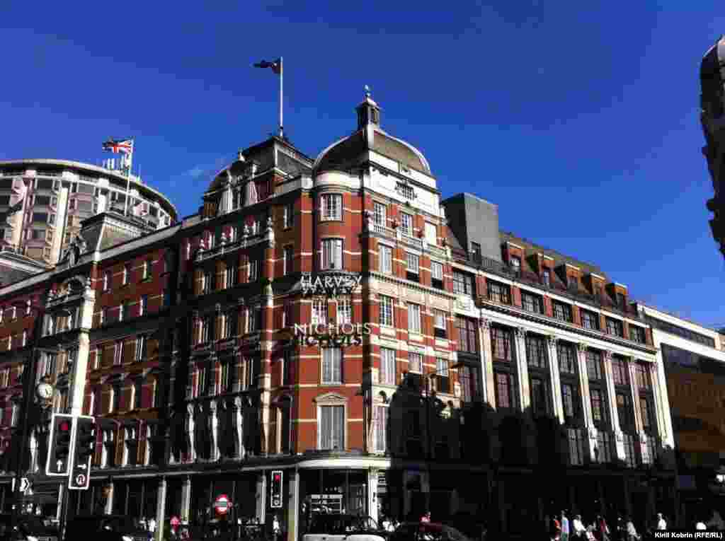 ...и, конечно же, столь любимый верхней частью среднего класса универсальный магазин «Харви Николс».