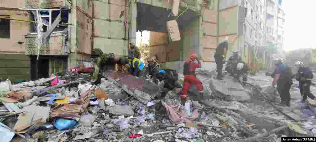 Рятувальники намагаються зсунути шматок стіни, який увесь залитий кров'ю. Під завалами ще є люди, повідомив Олег Синєгубов