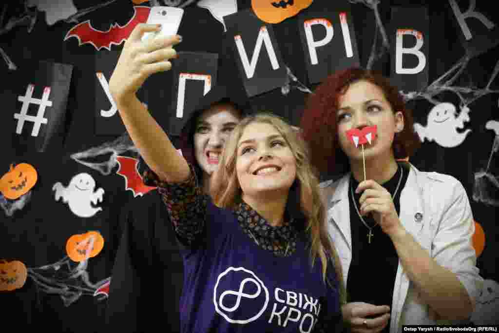 Донори, що взяли участь в акції, мають змогу виграти футболку. Для цього їм потрібно  сфотографуватись на спеціальному фоні та завантажити свою світлину в мережу із тегом #Упирівка