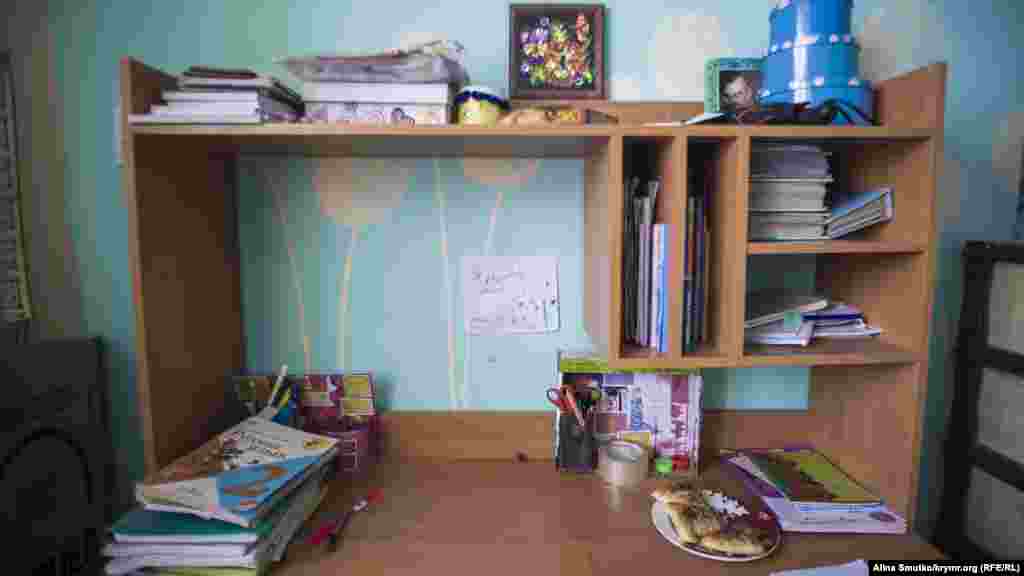 Учебный стол. На листочке, приклеенном над столом, надпись: «Я держу пост»