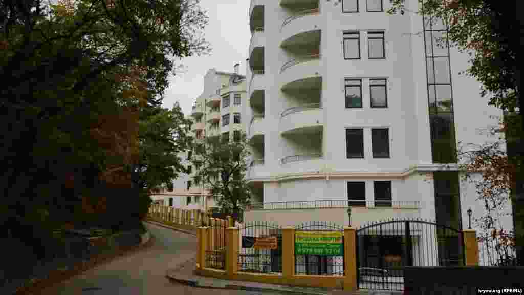 Зато вдоль Царской тропы быстро вырос одноименный жилищный комплекс, где клиентам предлагают престижное жилье