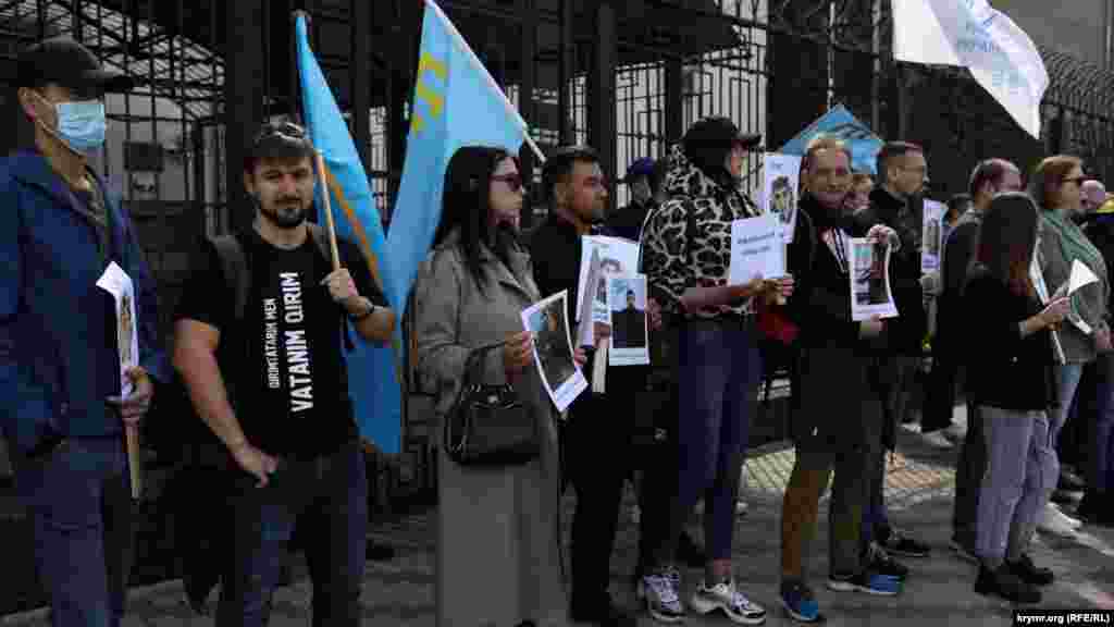 Напомним, в селе Первомайское Симферопольского района Крыма 4 сентября прошел обыск у крымскотатарского активиста Наримана Джеляла, после чего его увезли на синем микроавтобусе Volkswagen. Позднее глава Меджлиса крымскотатарского народа Рефат Чубаров написал в Фейсбуке, что Нариман Джелял находится в здании ФСБ России по Крыму и Севастополю  