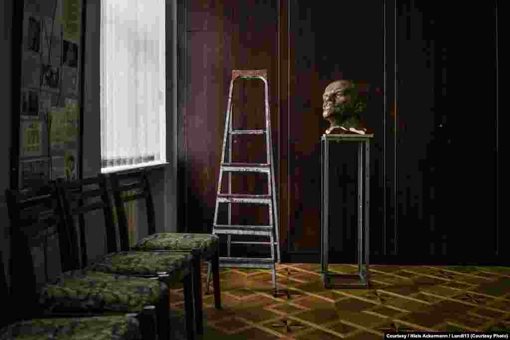 Голова пам'ятника Леніну лежить на постаменті в Музеї радянської окупації у Києві