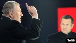 Російський політик Володимир Жириновський (ліворуч) у телепрограмі Володимира Соловйова (праворуч). Архівне фото