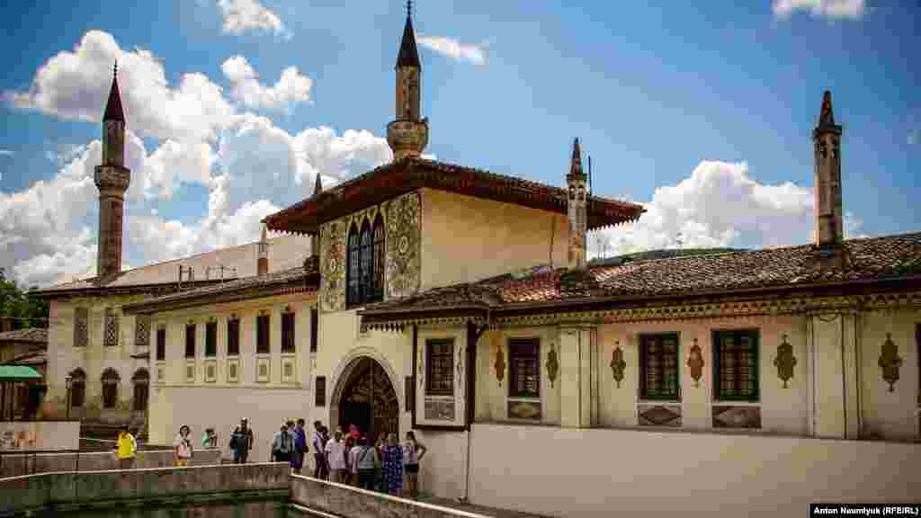 Ханский дворец в Бахчисарае – уникальный архитектурный памятник 16 века, единственный в мире образец крымскотатарской дворцовой архитектуры