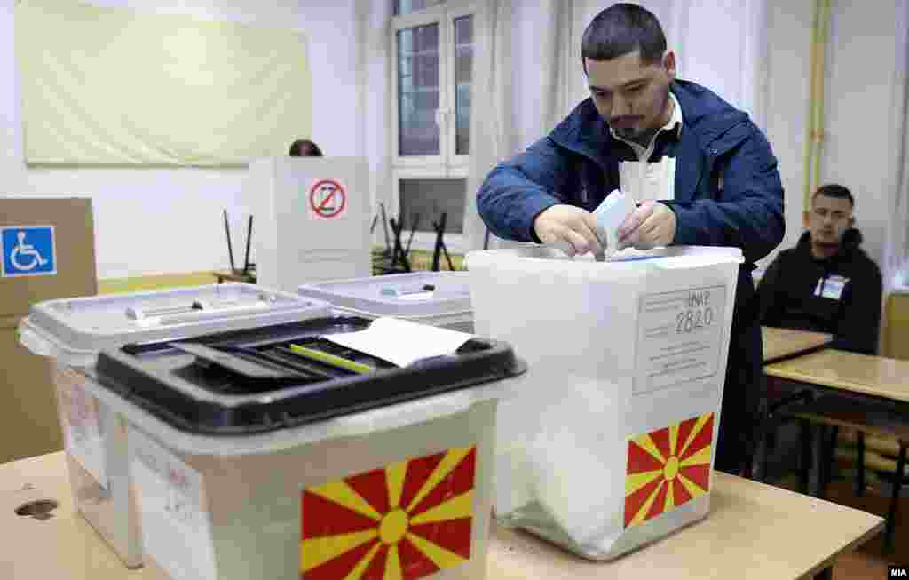 Pravo glasa ima 1,8 miliona birača, a glasanje se odvija u 80 opština i gradu Skoplju.