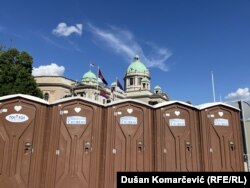 Mobilni toaleti kao deo inventara neformalnog kampa, 27. maj 2025.