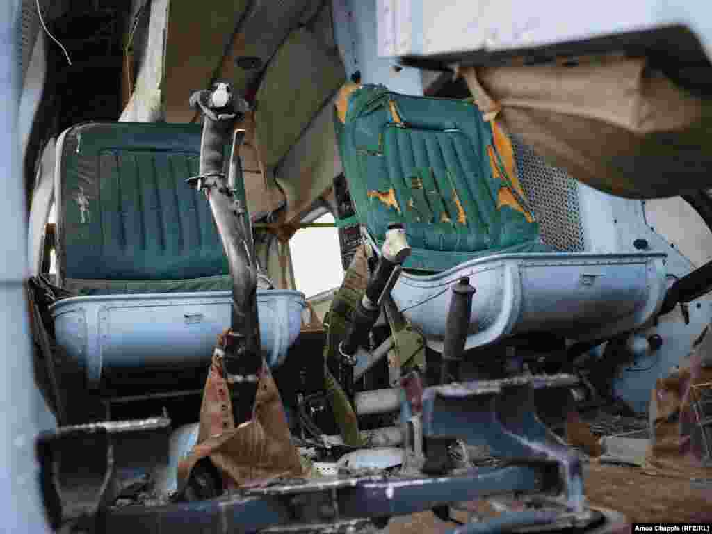 Кабіна гелікоптера «Мі-2». Ці багатоцільові вертольоти, які використовували як для цивільних, так і для військових завдань, вперше злетіли у небо 1961 року. Ймовірно, що гелікоптери «Мі-2» й надалі використовують повітряні сили Північної Кореї