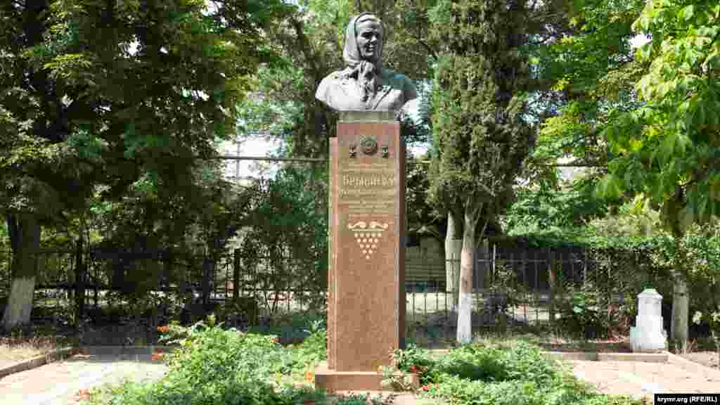 Местная достопримечательность – бюст дважды героя труда Марии Брынцевой