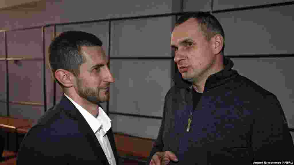 Координатор фестиваля «Крымский инжир» и член жюри Алим Алиев беседует с крымским режиссером Олегом Сенцовым