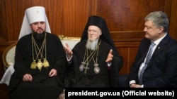 Зліва направо: глава ПЦУ митрополит Епіфаній, Вселенський патріарх Варфоломій і президент України Петро Порошенко. Стамбул, 5 січня 2019 року