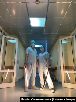 Исмаил Курт-Умер и Фериде Куртмамедова во время съемок клипа на крымскотатарский гимн