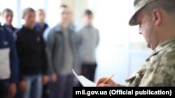 Документ вилучає статті указу від 2021 року, які, зокрема, передбачають проведення призову на строкову службу з жовтня по грудень