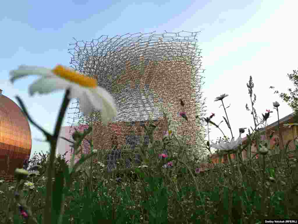 Один из самых красивых павильонов – английский. Огромный сад, а над ним – металлический улей (дизайнер – Вольфганг Баттресс)