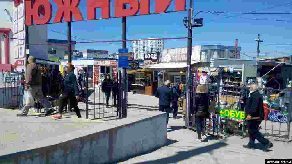 С 12 мая открыли и вещевые рынки. Так сейчас выглядит рынок «Южный» на пятом километре Балаклавского шоссе