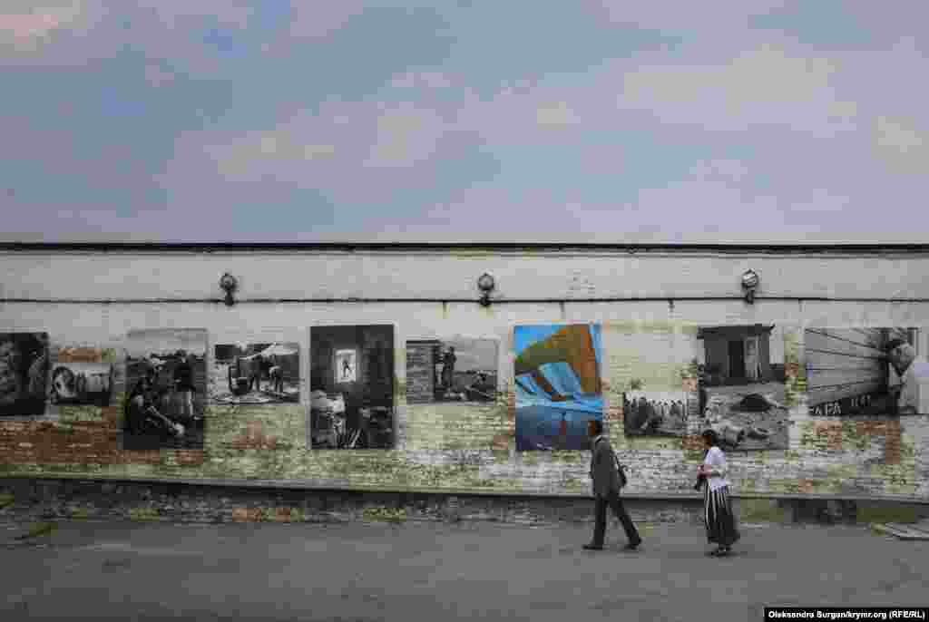 Посетители фотовыставки «Под открытым небом» в Киеве во дворе Музея книги и книгопечатания Украины. Автором фотографий является Арвидас Шеметас, украинский фотограф литовского происхождения из Крыма. Он создал эту выставку в рамках проекта «Сквозь века приобретенная Родина», посвященного Году истории и культуры литовских татар 2021. Подробнее рассказываем в нашей фотогалерее