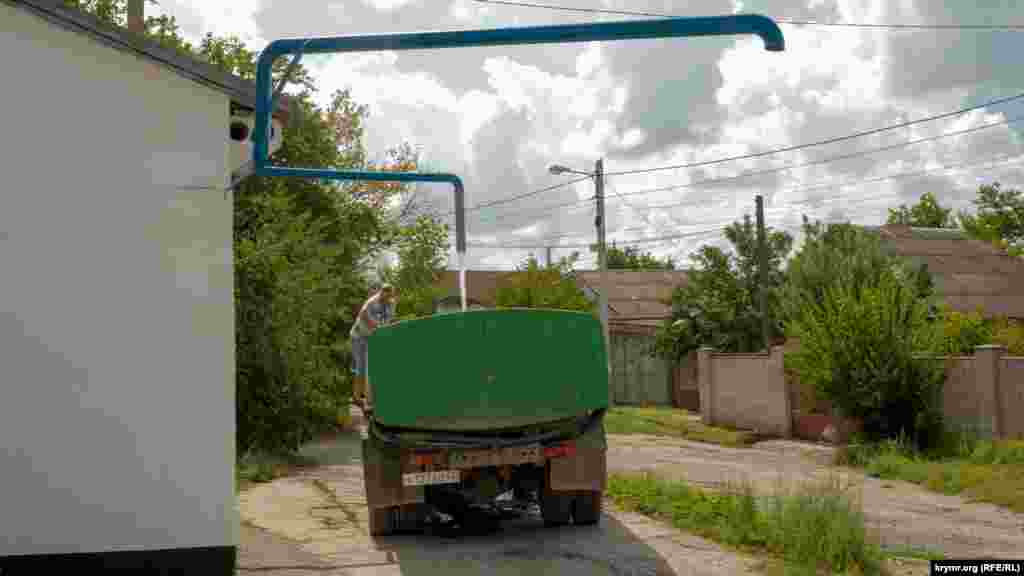 С 7 сентября в Симферополе и 39 населенных пунктах Симферопольского и Бахчисарайского районов Крыма ввели третий этап ограничений централизованной подачи воды населению.  На фото: заправка машин на автораздаточной станции «Петровские скалы», рядом с заповедником «Неаполь Скифский», 8 сентября 2020 года 