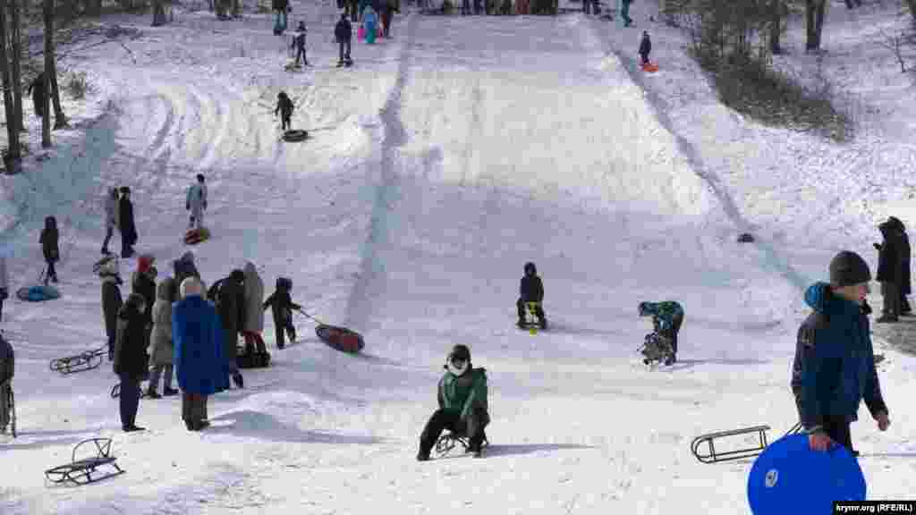 На «покатушках» предпочтение отдавали санкам и снегокатам